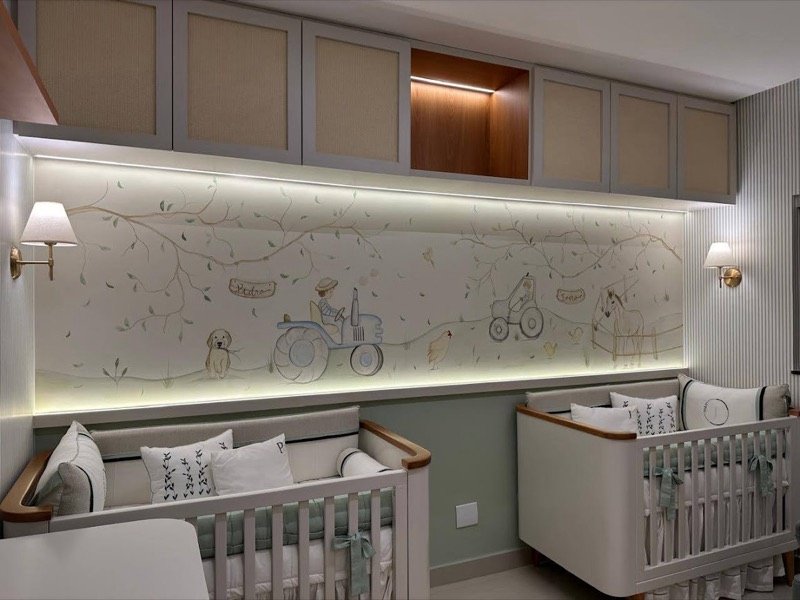 Quarto infantil com marcenaria em palhinha e mural ilustrado iluminado, projeto de interiores executado em Goiânia